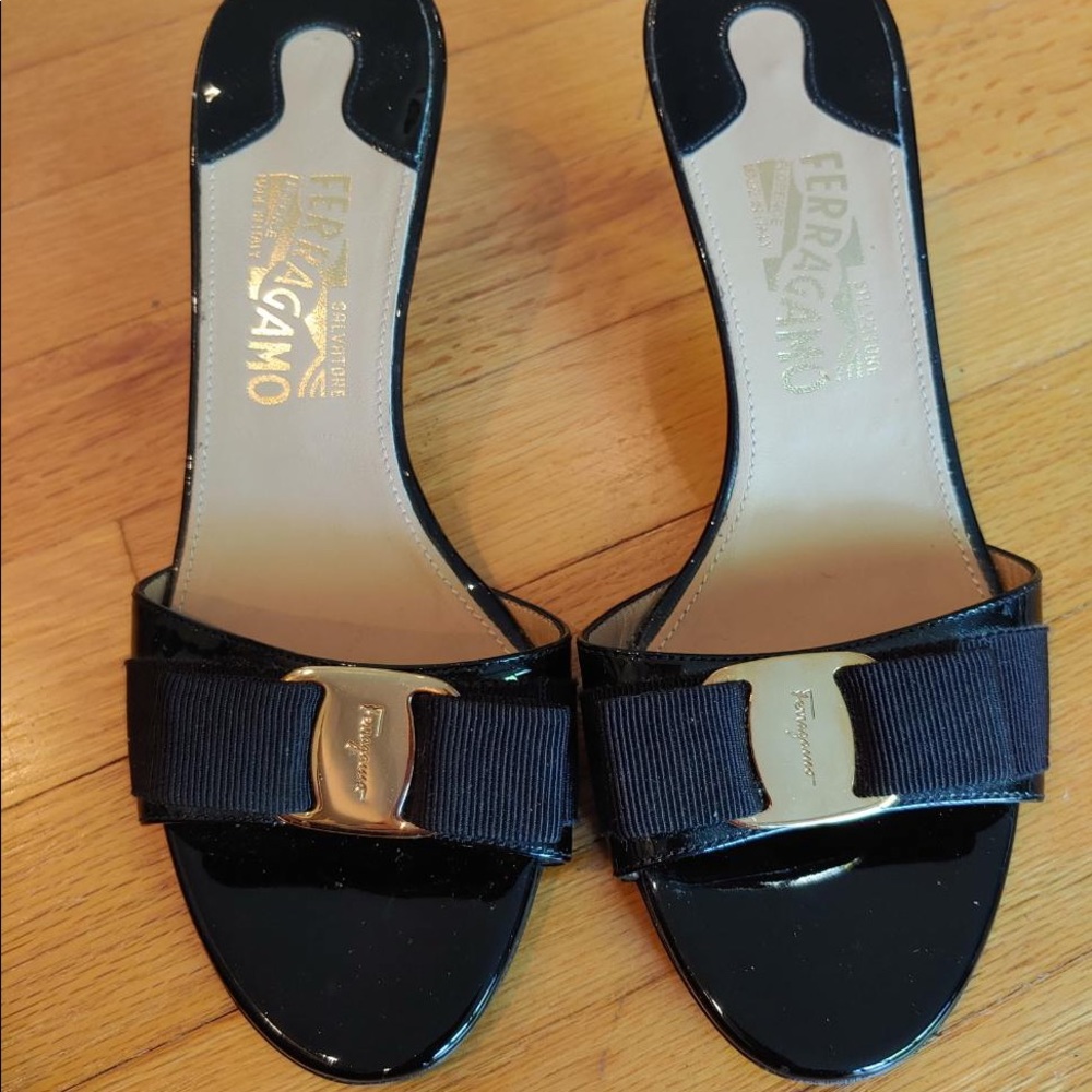 Ferragamo Glory bow black patent kitten heel slides size 7B